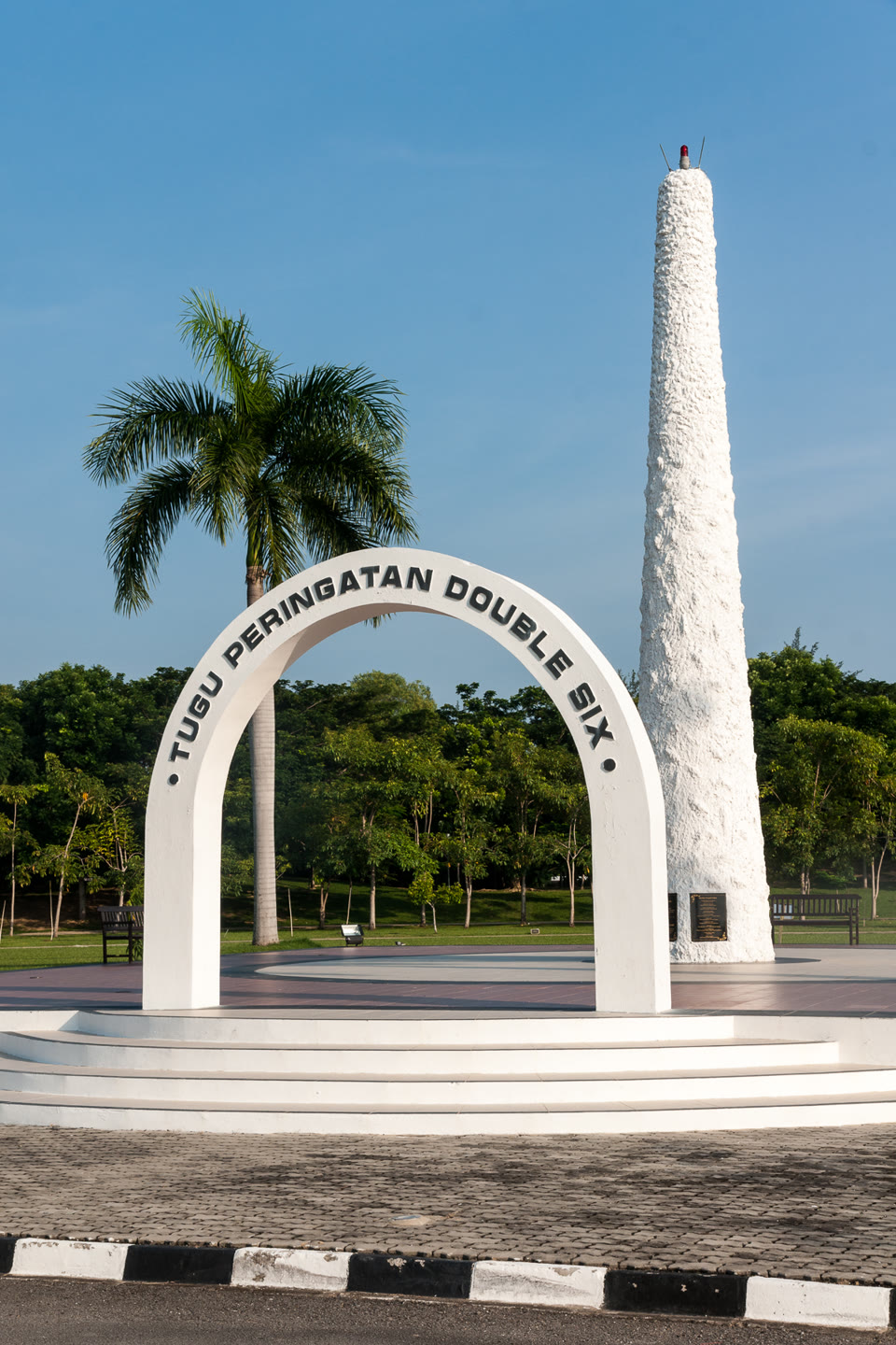 Tugu Peringatan Double Six di Sembulan, Kota Kinabalu. Ia mengingati sebelas nyawa dan satu kemungkinan perjalanan politik Sabah yang tidak lagi dapat diuji.