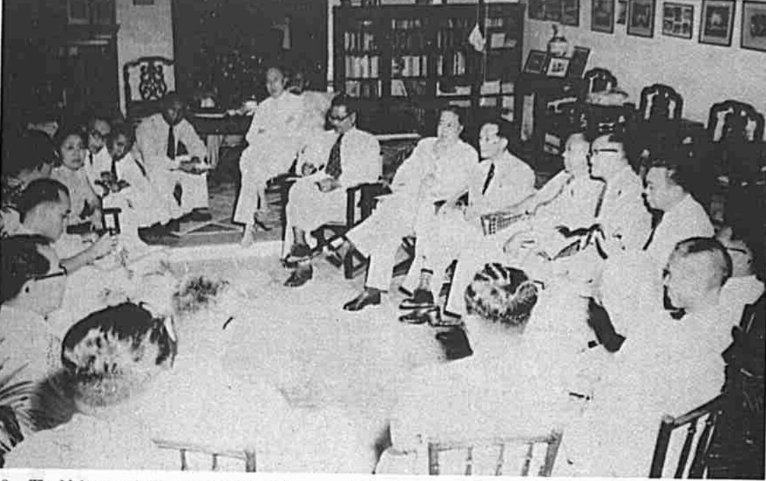 Pada Januari 1955, Tunku Abdul Rahman dan Tan Cheng Lock bersama yang lain bertemu wakil-wakil pendidikan sekolah Cina dalam Mesyuarat Melaka. Politik Perikatan sebelum merdeka bukan sekadar aritmetik pilihan raya, tetapi juga proses rundingan berterusan mengenai pendidikan, kewarganegaraan, bahasa dan perwakilan komuniti.