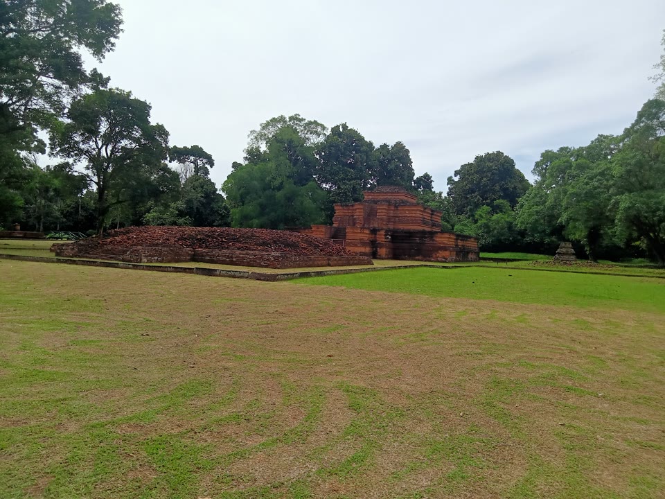Sebuah candi binaan bata di kompleks Muara Jambi. Arus perdana akademik meletakkan Melayu di kawasan ini — namun tiada nama terpahat pada runtuhan ini, perkaitan ini adalah satu pengecaman, bukan surat hak milik tanah. Binaan bata ini tidak lagi kelihatan seperti bentuk asalnya setelah dibersihkan dan dibaik pulih sebahagiannya oleh ahli arkeologi moden.