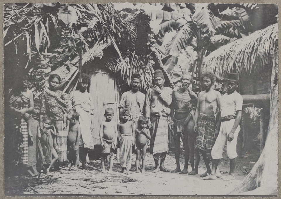 Sebuah gambar Sakai (yang dalam konteks hari ini tergolong dalam Orang Asli, dan perkataan "Sakai" kini membawa konotasi merendah) dari zaman pra-kolonial atau awal kolonial. Ia bukan gambar sesuatu serangan penculikan; ia hanya membolehkan kita melihat bahawa orang yang disebut Sakai dalam rekod Eropah abad kesembilan belas adalah manusia sebenar yang berdiri di hadapan kamera, bukan sekadar nota kaki sejarah.