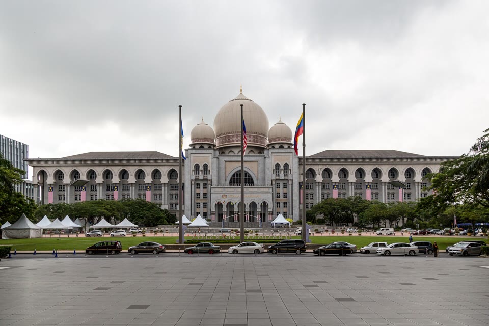 Istana Kehakiman di Putrajaya. Bab tentang mahkamah dan krisis kehakiman bertanya sama ada badan kehakiman masih boleh berdiri sebagai institusi bebas di luar kuasa eksekutif.