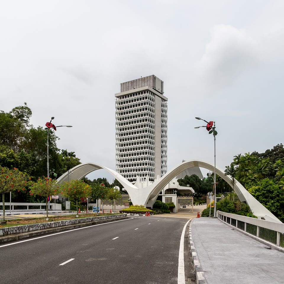 Bangunan Parlimen Malaysia. Banyak pertikaian institusi akhirnya kembali ke sini: bagaimana rang undang-undang diluluskan, kerusi dikira dan kuasa dikawal oleh majoriti.